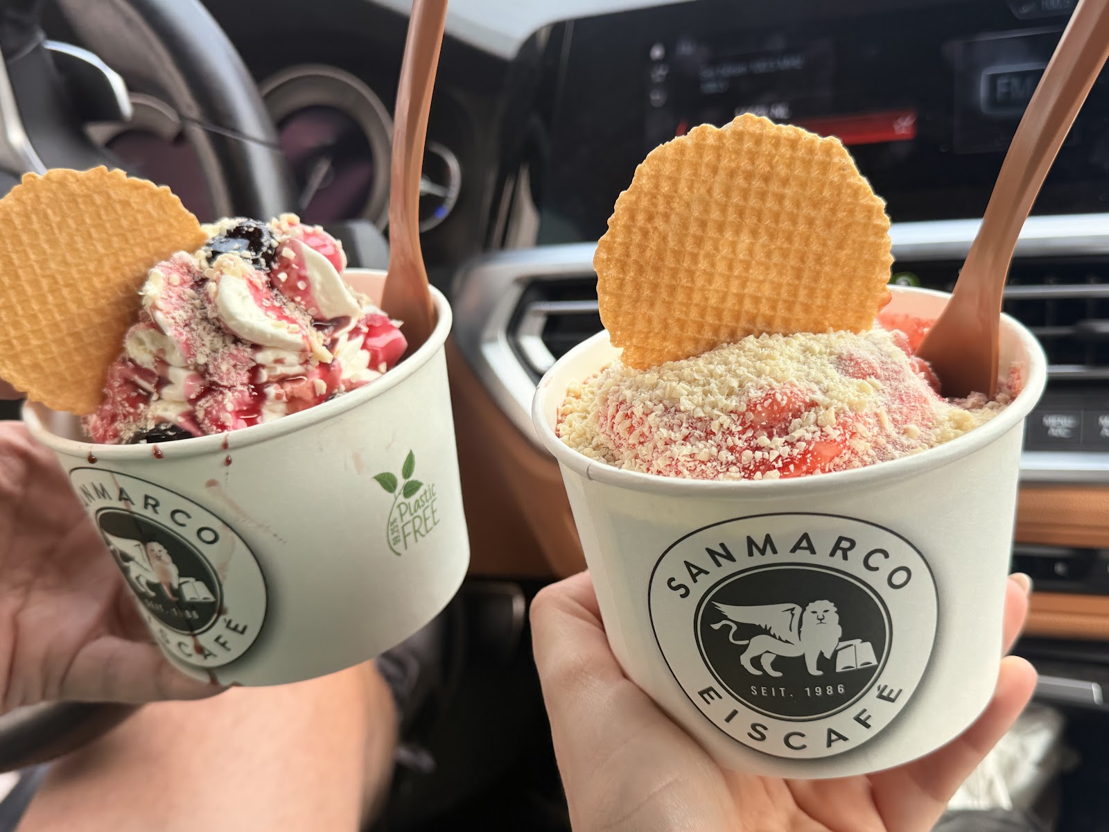 Zwei Becher Gelato mit Sanmarco-Logo